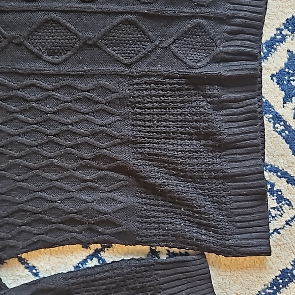 *FREE Sz L Time and Tru Black Light Cable Sweater - Picture 3 of 9